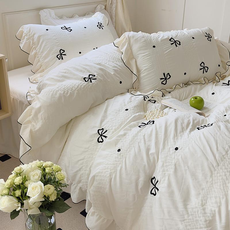 Bedding sets with online throw